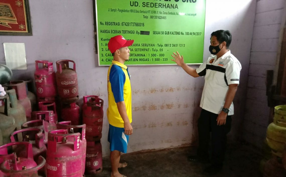 Unit Intelkam Polsek Danau Sembuluh, jajaran Polres Seruyan, Polda Kalteng memantau perkembangan stok ketersediaan gas elpiji dan harga di pasaran, Minggu (31/1/2021). Foto : Tbn