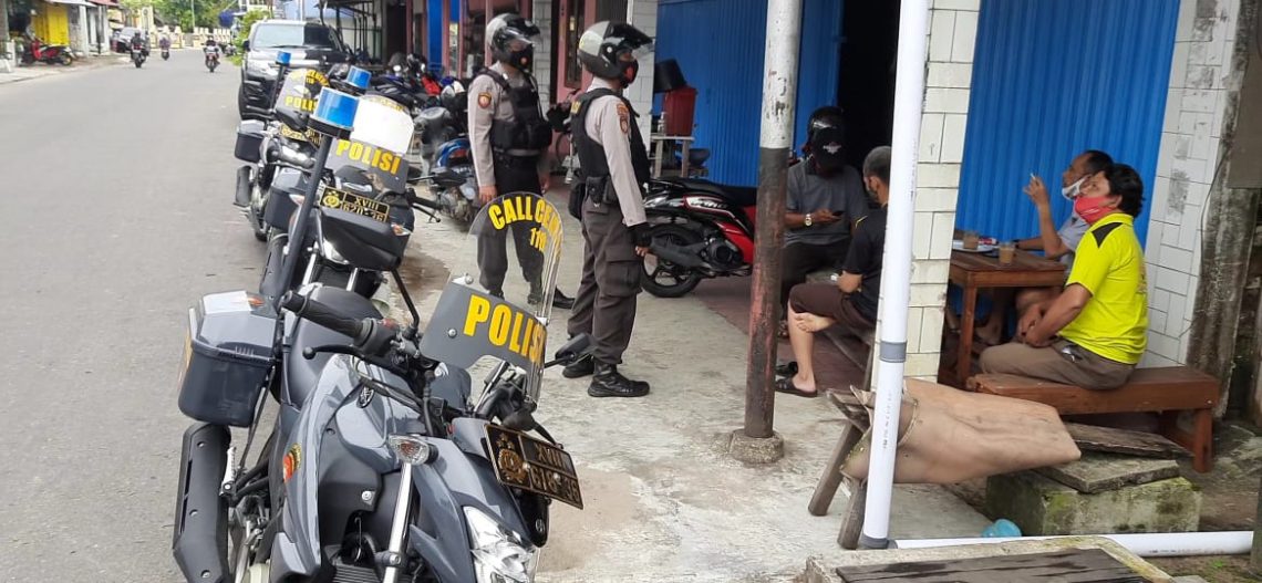 Sat Sabhara Polres Seruyan Bripka Fani Kembara dan Bripka Lievandri giatkan patroli Bermotor R2 dan sambang ke obyek vital seperti di pasar dan tempat tempat rawan kejahatan yang ada di wilayah hukum Polres Seruyan, Minggu (31/1/2021). Foto : Tbn