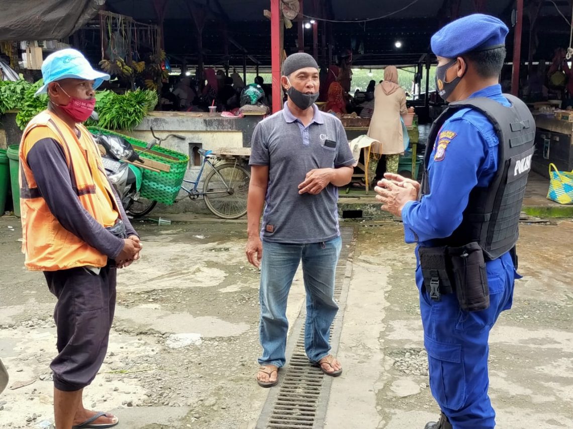 Sambangi Pasar Saik Satpolairud Polres Seruyan mengajak masyarakat mentaati Protokol Kesehatan, Minggu (31/1/2021). Foto : Tbn