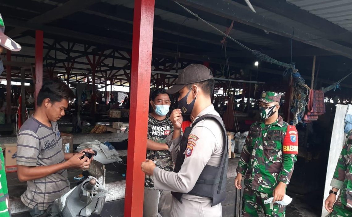 Ops Yustisi oleh Anggota Polsek gabungan anggota Koramil Kuala Pembuang di Pasar Saik Kuala Pembuang Kec. Seruyan Hilir Kab. Seruyan, Minggu (31/01/2021) pagi. Foto : Tbn