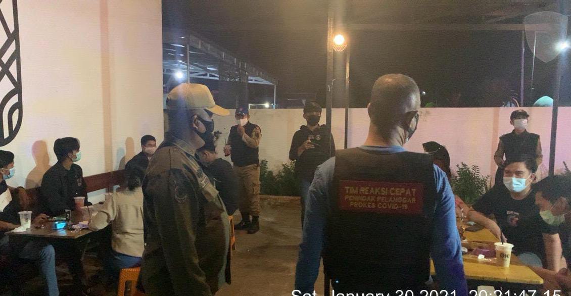Personil Polres Seruyan bersama instansi terkait menggelar operasi yustisi di cafe-cafe yang berada di Kab. Seruyan, khususnya Kota Kuala Pembuang, Sabtu (30/01/2021) malam. Foto : Tbn