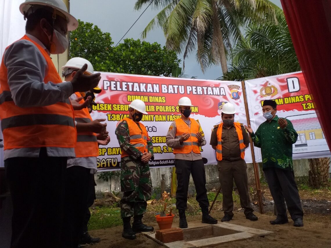 Kapolres Seruyan AKBP Bayu Wicaksono, S.H., S.I.K., M.Si memimpin langsung pelaksanaan peletakan batu pertama pembangunan empat unit rumah dinas di lingkungan Wilayah Kantor Polsek Seruyan Hilir Kuala Pembuang Kabupaten Seruyan, Rabu (31/3/2021) pagi. Foto : Tbn