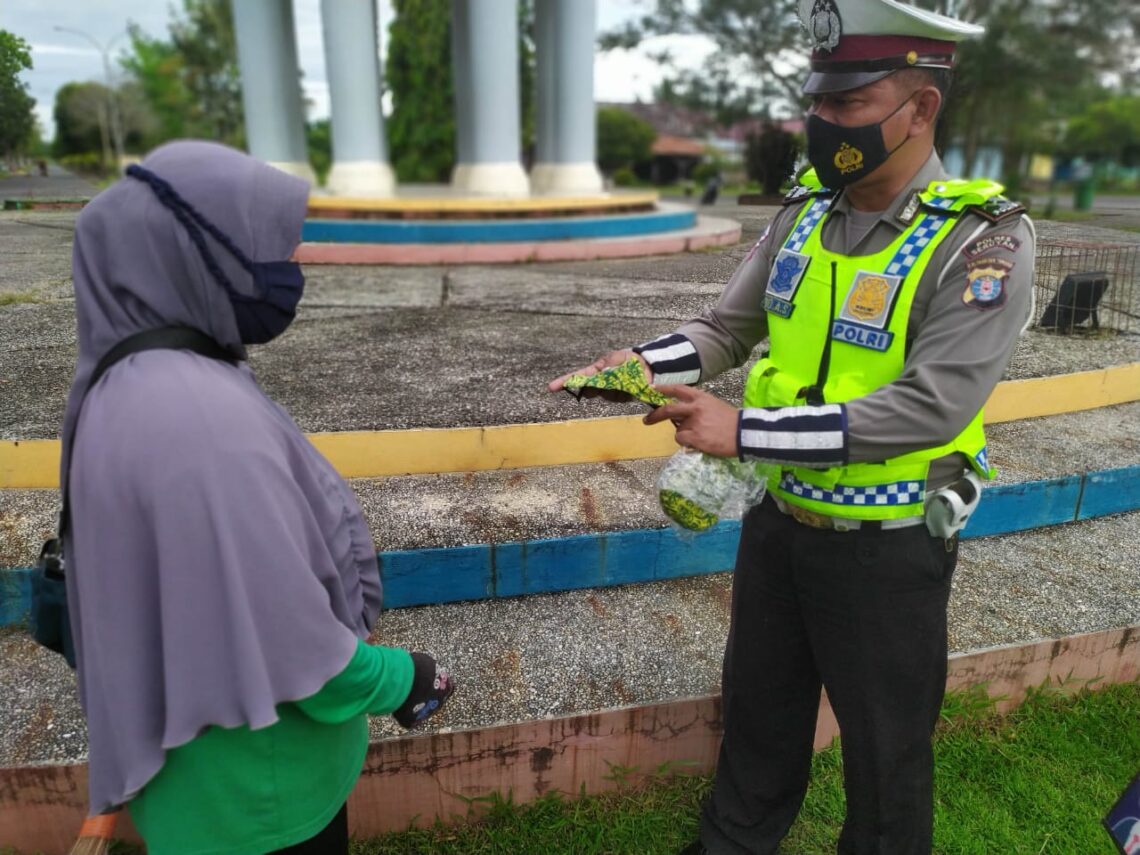 Sat Lantas Polres Seruyan Jajaran Polda Kalteng, melaksanakan Patroli Dialogis dan berikan imbauan Kamseltibcar Lantas kepada para Pedagang serta laksanakan imbauan Protkes Covid 19 di sekitaran Kota Kuala Pembuang Kabupaten Seruyan, Rabu (31/3/2021). Foto : Tbn