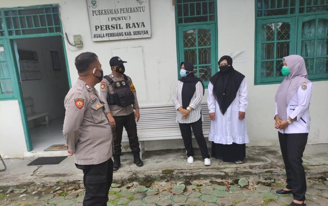 Anggota Polsek Serhil melaksanakan kegiatan sosialisasi Saber Pungli, Rabu (31/03/2021). Foto : Tbn