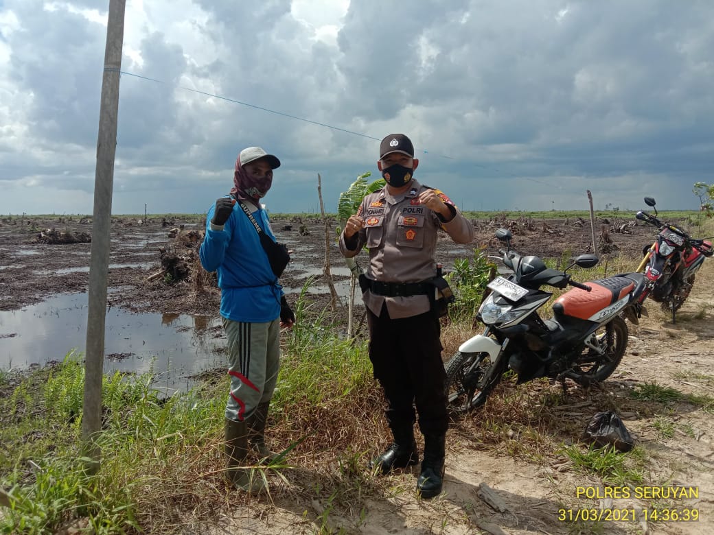 Dalam usaha mengurangi angka Karhutla di Kabupaten Seruyan, personel Polres Seruyan melakukan sosialisasi kebakaran hutan dan lahan (Karhutla) kepada masyarakat, Rabu (31/3/2021) Siang. Foto : TN