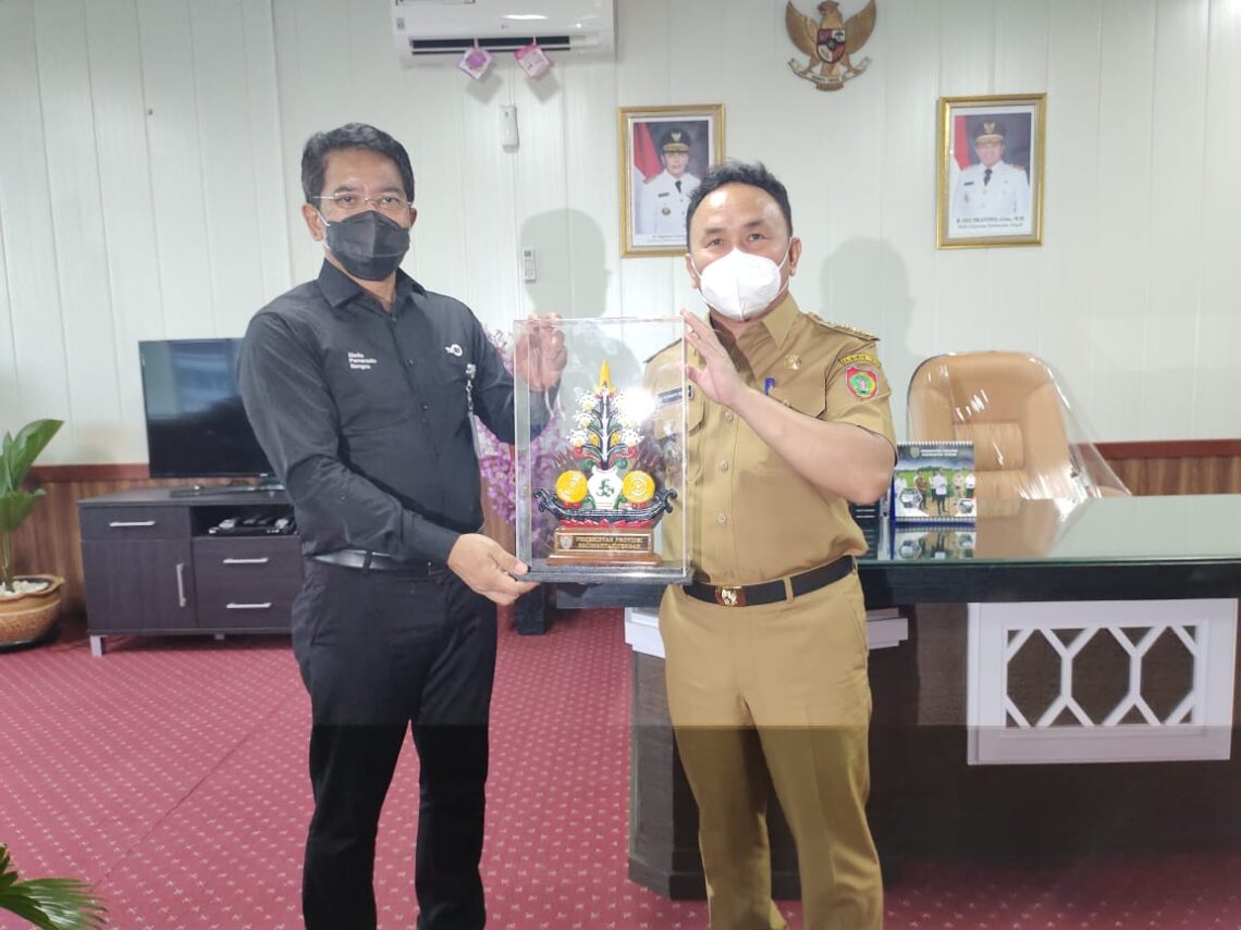 Direktur Utama LPP TVRI Iman Brotoseno bertemu langsung dengan Gubernur Kalimantan Tengah H. Sugianto Sabran. di ruang kerja Kantor Gubernur, Senin (31/5/2021). Foto : Ist