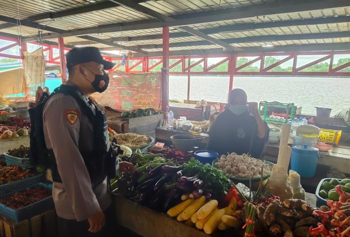 Polres Seruyan melaksanakan patroli yustisi dengan sasaran pengendara bermotor roda dua dan roda empat yang melintas di jalanan serta tempat-tempat kerumunan massa, Senin (31/05/2021) Pagi. Foto : Tbn