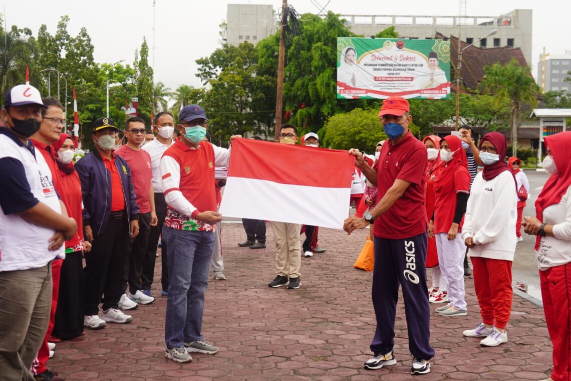 Asisten Pemerintahan dan Kesra Setda Prov Kalteng Katma F. Dirun saat pimpin pelaksanaan Gerakan Pembagian 1 Juta Bendera Merah Putih kepada masyarakat