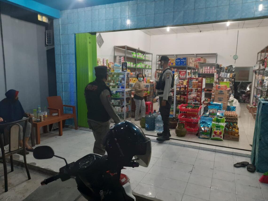 Personel Polres Seruyan setiap hari melakukan kegiatan himbauan untuk Patuhi Protokol Kesehatan  Cegah penyebaran Virus Covid-19 di Kota Kuala Pembuang, Jumat (30/07/2021) malam pukul 20.30 Wib. Foto : Tbn