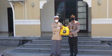 Kapolres Seruyan Serahkan Bansos ke Warga Terdampak Covid-19 di Hanau