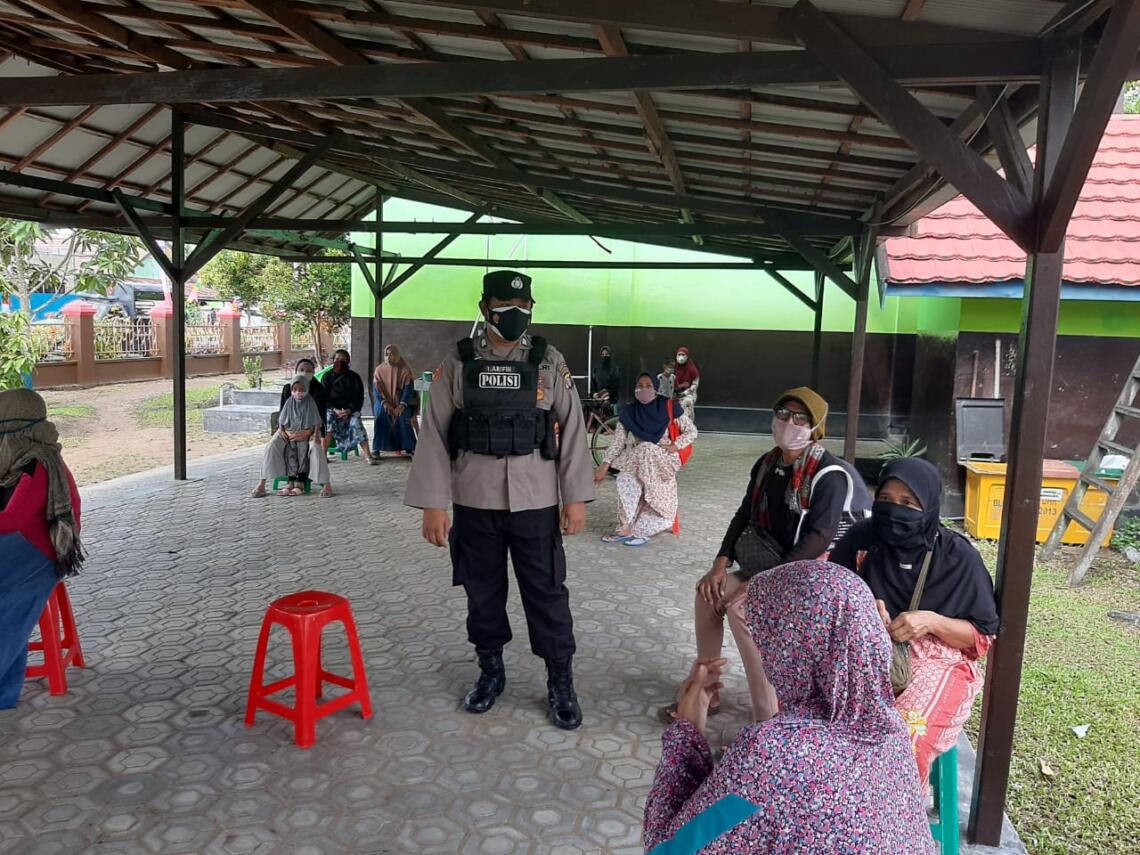 Personil Polsek Seruyan Hilir, mengoptimalkan kerja anggotanya untuk melakukan pengawasan terhadap Bantuan Sosial Tunai (BST) dana dari pemerintah di masing-masing wilayah terutama di Wilayah Kecamatan Seruyan Hilir, Kab. Seruyan, Sabtu (31/07/2021). Foto : Tbn