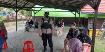 Personil Polsek Seruyan Hilir Amankan Penyaluran BST dan Awasi Prokes