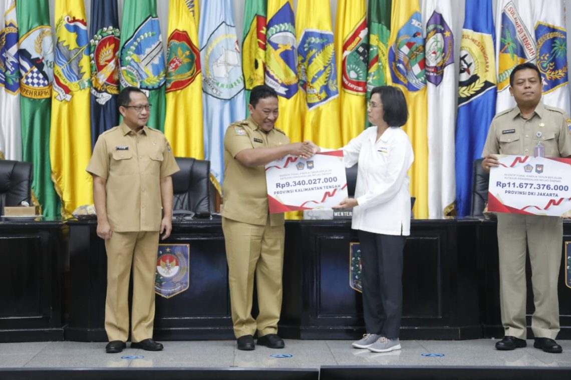 Wagub Kalteng H. Edy Pratowo Menerima Insentif Fiskal Kinerja Pengendalian Inflasi Daerah dari Menteri Keuangan di Jakarta, Senin (31/7/2023). Foto : Ist/mmc