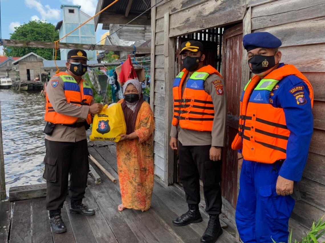 Wakapolres Seruyan beserta Kasat Binmas dan Kasat Polair melaksanakan patroli di sekitaran perairan Kuala Pembuang, Sabtu (31/07/2021). Foto : Tbn