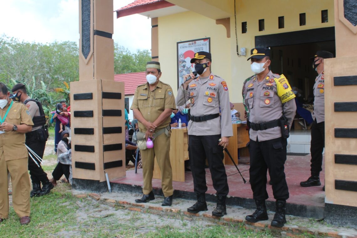 Kapolres Seruyan AKBP Bayu Wicaksono,S.H.,S.I.K.,M.Si melakukan peninjauan kegiatan vaksinisasi massal di gerai Presisi Pos Pol Seruyan Hilir Timur, Polres Seruyan, Kab. Seruyan, Selasa (31/08/2021). Foto : Tbn