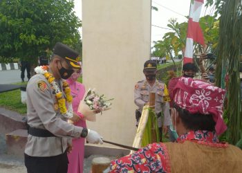 Kapolres Lamandau Disambut Upacara Adat Potong Pantan dan Tradisi Pedang Pora