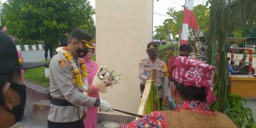 Kapolres Lamandau Disambut Upacara Adat Potong Pantan dan Tradisi Pedang Pora