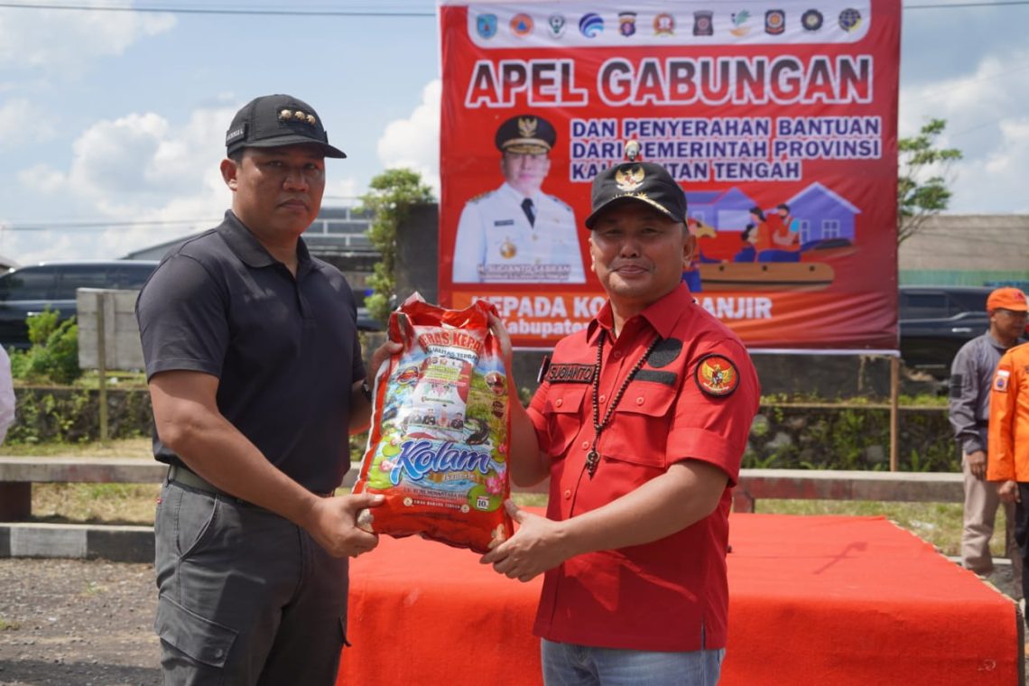 Gubernur Kalteng, H Sugianto Sabran menyerahkan bantuan secara simbolis yang diterima Bupati Lamandau, Hendra Lesmana, Minggu (30/10/2022). Foto : Ist