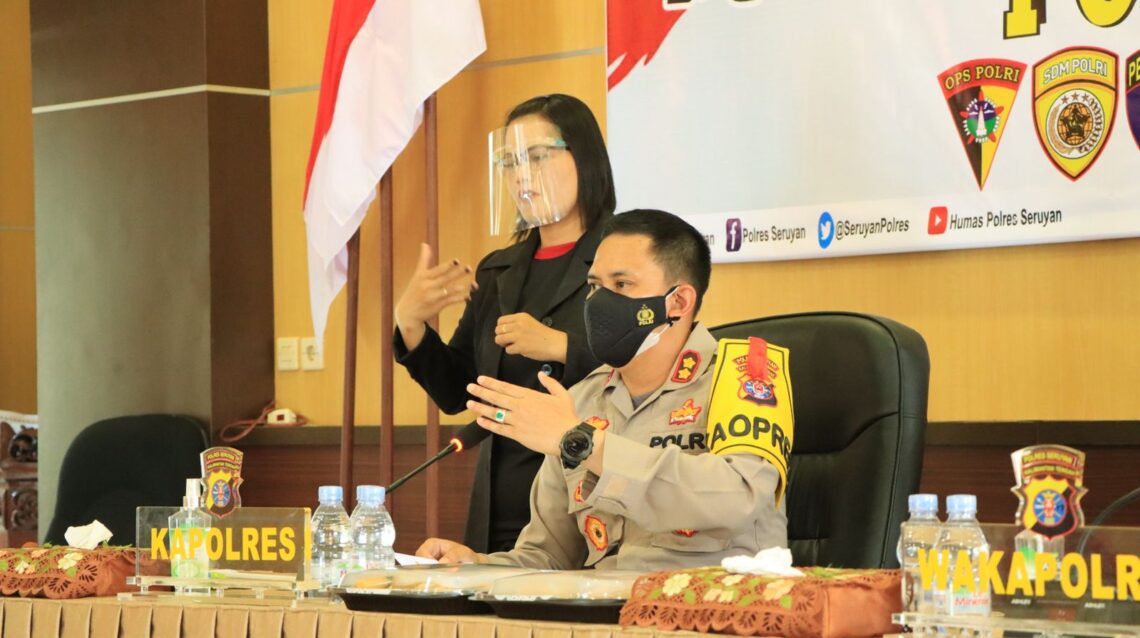 Kapolres Seruyan AKBP Bayu Wicaksono, S.H. S.I.K. M.Si beserta Wakapolres dan PJU melaksanakan Press Confrece akhir tahun 2021 dengan menghadirkan awak media, Kamis, (30/12/2021). Footo : Tbn