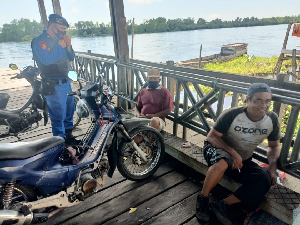 Satpolairud Polres Seruyan terus ditingkatkan  Patroli di sekitar pesisir DAS Seruyan serta Pembinaan dan Penyuluhan kepada Masyarakat, anggota juga menitipkan pesan kepada masyarakat untuk tetap menjaga Kesehatan dan mentaati Protokol Kesehatan, Minggu  (31/10/2021). Foto : Tbn