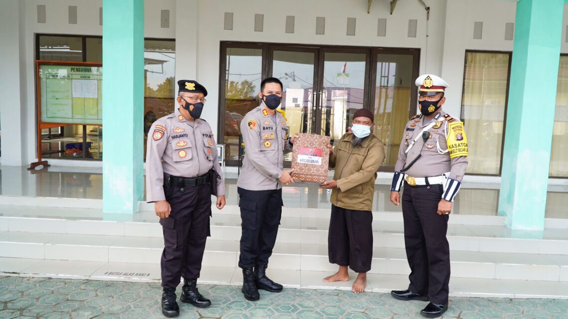 Kapolres Seruyan memberikan tali asih kepada Marbot Masjid di Kuala Pembuang, Jum'at (31/12/2021). Foto : Tbn