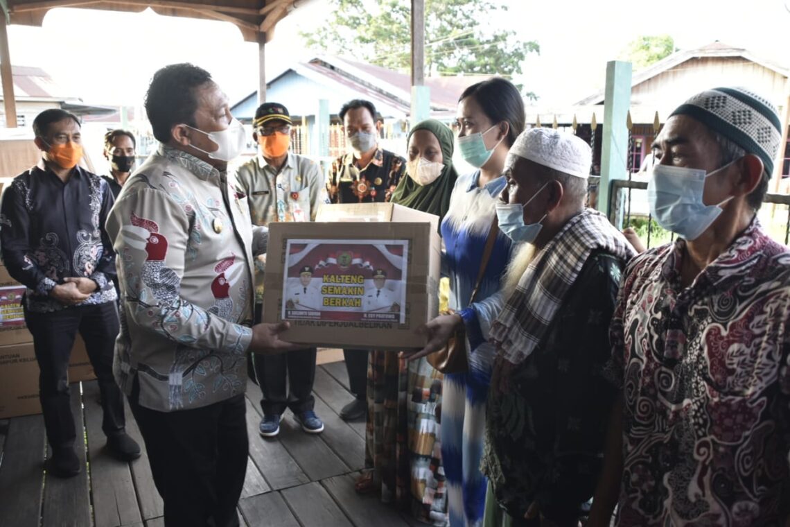 Wakil Gubernur Kalteng H. Edy Pratowo saat menyerahkan bantuan secara simbolis, Kamis (30/12/2021). Foto : mmc