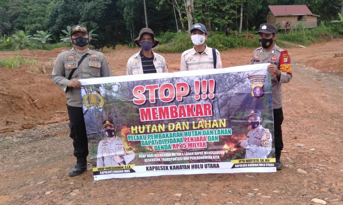 Tidak ingin di wilayahnya terjadi karhutla, Anggota Polsek Kahut gencar sosialisasikan tidak membakar hutan dan lahan. FOTO : tbn.
