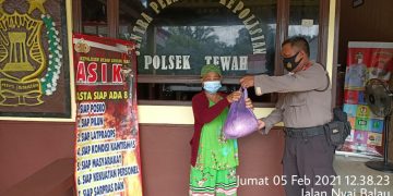 Lagi, Polsek Tewah Bagikan Bansos kepada Warga Terdampak Covid-19