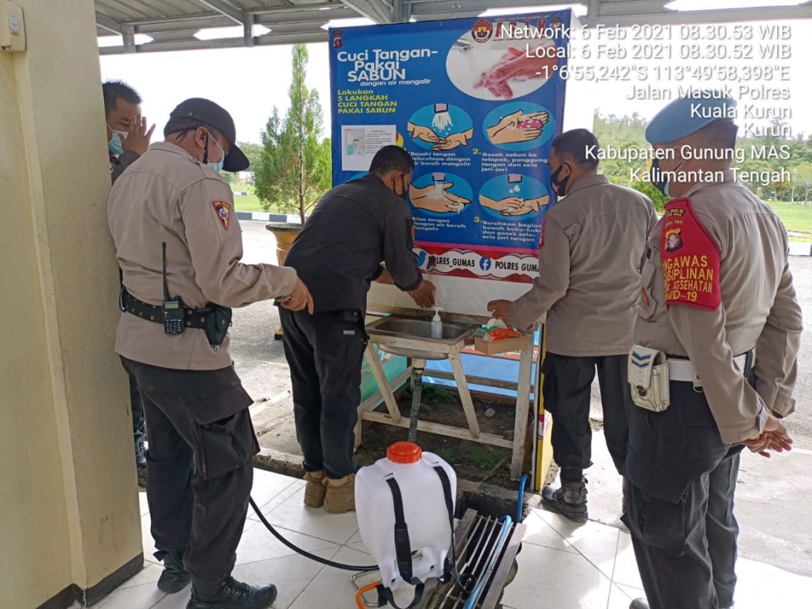 Sebelum dan sesudah kegiatan, anggota Polres Gumas selalu mencuci tangan di air mengalir. FOTO : tbn.