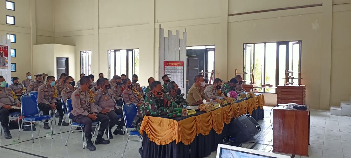 Jajaran Polres Gumas dan TNI saat mendengarkan pidato Kapolda Kalteng secara virtual. FOTO : tbn