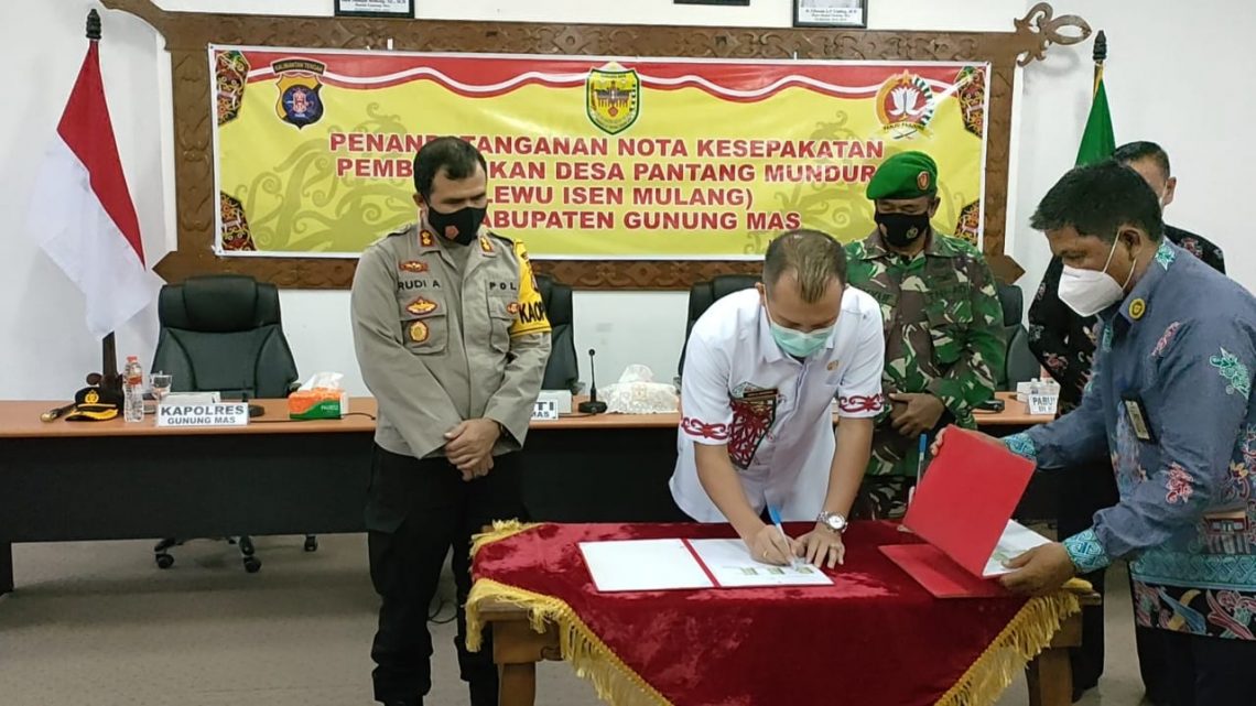 Bupati Gumas Jaya S Monong disaksikan Kapolres dan Pabung Kodim 1016/PLK menandatangani pembentukan Desa Pantang Mundur. FOTO : tbn.