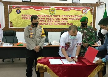 POLRI, TNI dan Pemkab Gumas Menandatangani Pembentukan Desa Pantang Mundur