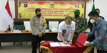 POLRI, TNI dan Pemkab Gumas Menandatangani Pembentukan Desa Pantang Mundur