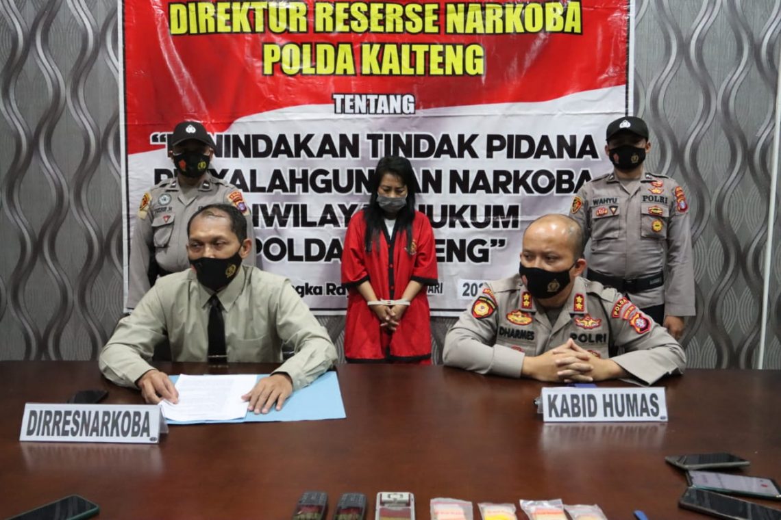 Dirresnarkoba Kombes Pol Nono Wardoyo, S.I.K., (berdasi) didampingi Plt. Kabidhumas AKBP Dharmeshwara H K, S.I.K., saat memberikan keterangan persnya kepada media. FOTO : tbn.
