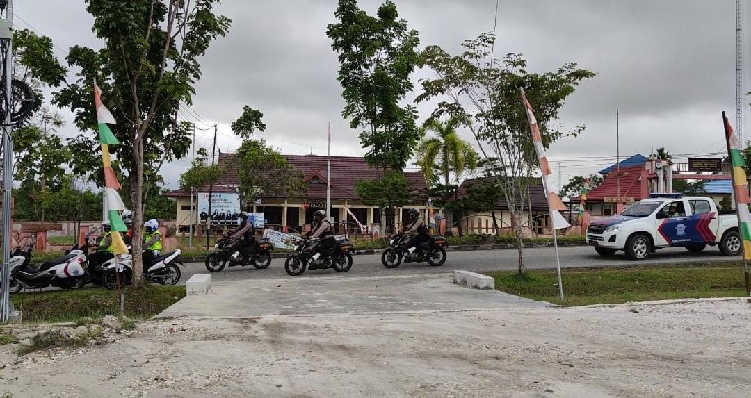 Iring-iringan  patroli gabungan Polres Gumas dan TNI saat menyusuri Kota Kuala Kurun. FOTO : tbn.