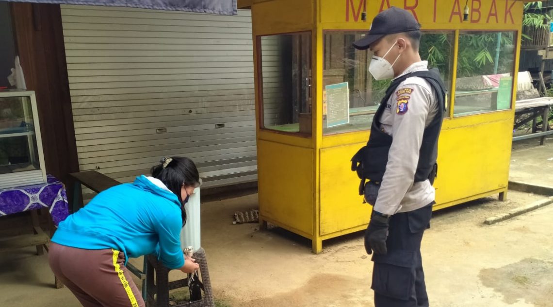 Anggota Polsek Manuhing saat imbau warga patuhi Prokes Covid-19. FOTO : tbn.