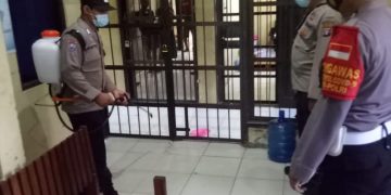 Cegah Covid-19, Polres Gumas Semprotkan Cairan Disinfektan di Mapolres