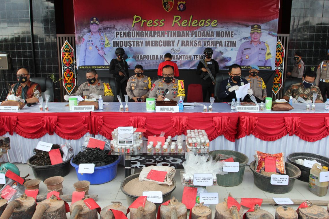 Kapolda Kalteng Irjen Pol Dr Dedi Prasetyo, M.Hum, M.Si, M.M (tengah) saat memberikan keterangan pers penangkapan penjualan Mercuri ilegal. FOTO : tbn.