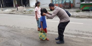 Tekan Penyebaran Covid-19, Polres Gumas Gencar Bagikan Masker