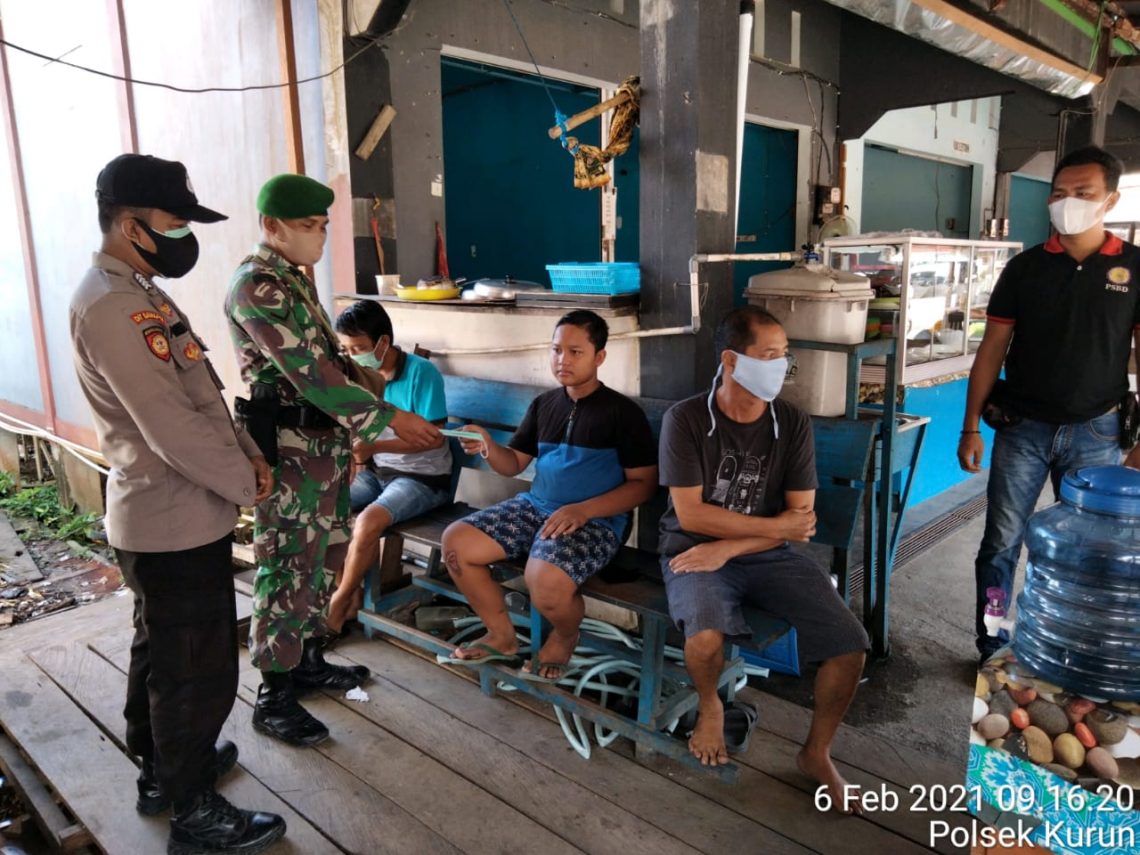 Peduli Covid-19, anggota TNI dan Polisi di Kabupatan Gumas bersinergi membagikan masker kepada masyarakat sekitar. FOTO : tbn..