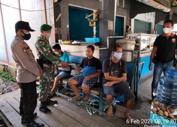 Perkuat Sinergitas, Kepolisian dan TNI di Gumas Bagikan Masker