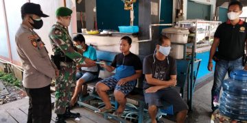 Perkuat Sinergitas, Kepolisian dan TNI di Gumas Bagikan Masker