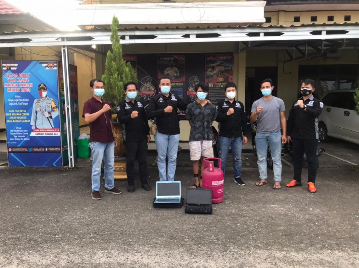 Pelaku AK (tengah) diapit anggota Sat Reskrim Polres Gumas. FOTO : tbn.