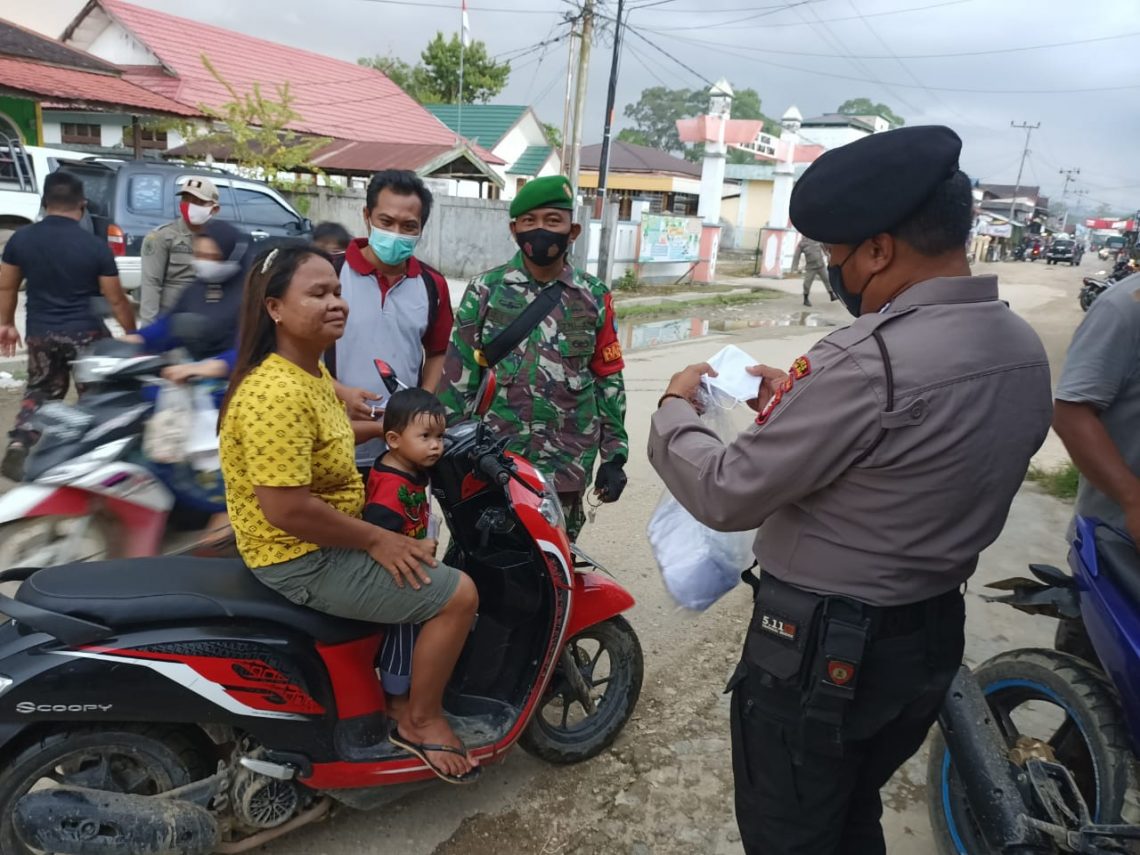 Anggota Polsek Tewah berikan imbau Prokes Covid-19 kepada warga pengguna jalan. FOTO : tbn.