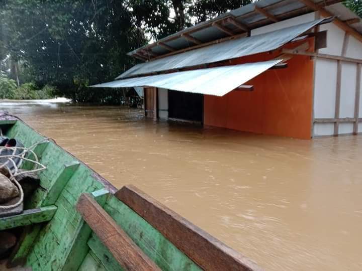 TERENDAM - Akibat hujan lebat dalam beberapa minggu terakhir menyebabkan sungai di Lamandau meluap yang mengakibatkan sekitar 12 desa terendam. Foto : Bayu