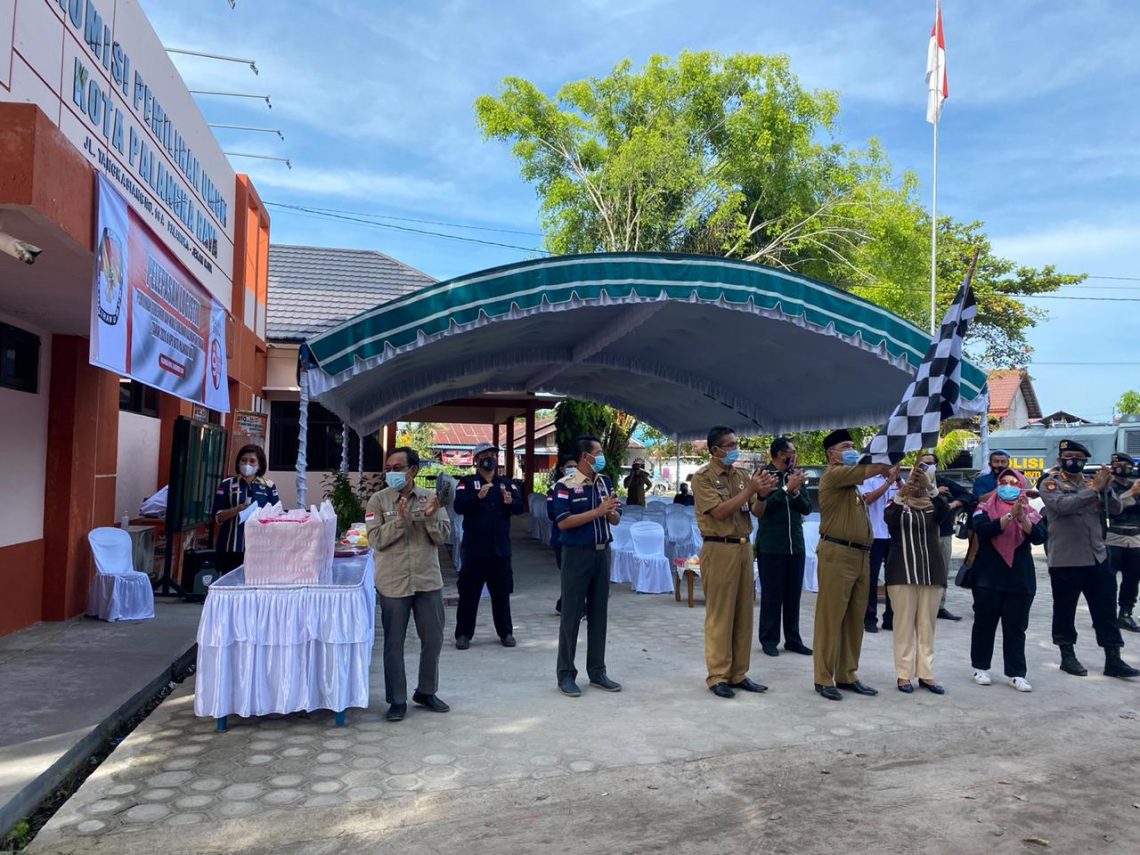 Sekretaris Daerah Provinsi Kalimantan Tengah, Fahrizal Fitri melepas pendistribusian logistik pelaksanaan Pemilihan Gubernur dan Wakil Gubernur Kalimantan Tengah untuk wilayah Kota Palangka Raya. FOTO : bap.