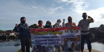 Bhabinkamtibmas dan Warga Gotong Royong Canangkan Danau Tundai Kampung Tangguh