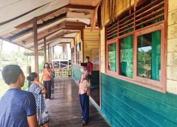 Kondisi Rusak, Kadisdikbud Lamandau Tinjau SDN 2 Belantikan Raya