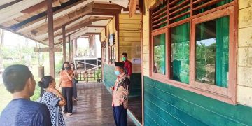 Kondisi Rusak, Kadisdikbud Lamandau Tinjau SDN 2 Belantikan Raya