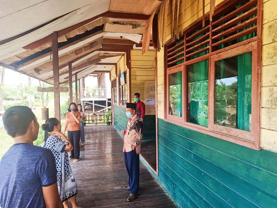 Kepala Dinas Pendidikan dan Kebudayaan Kabupaten Lamandau H. Abdul Kohar, S.Pd meninjau langsung SMP Negeri 2 Belantikan Raya saat berbincang-bincang dengan para guru. FOTO : by.